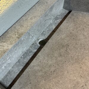 כיור עם מדף בעבודת יד מפורצלן – תמונה 9